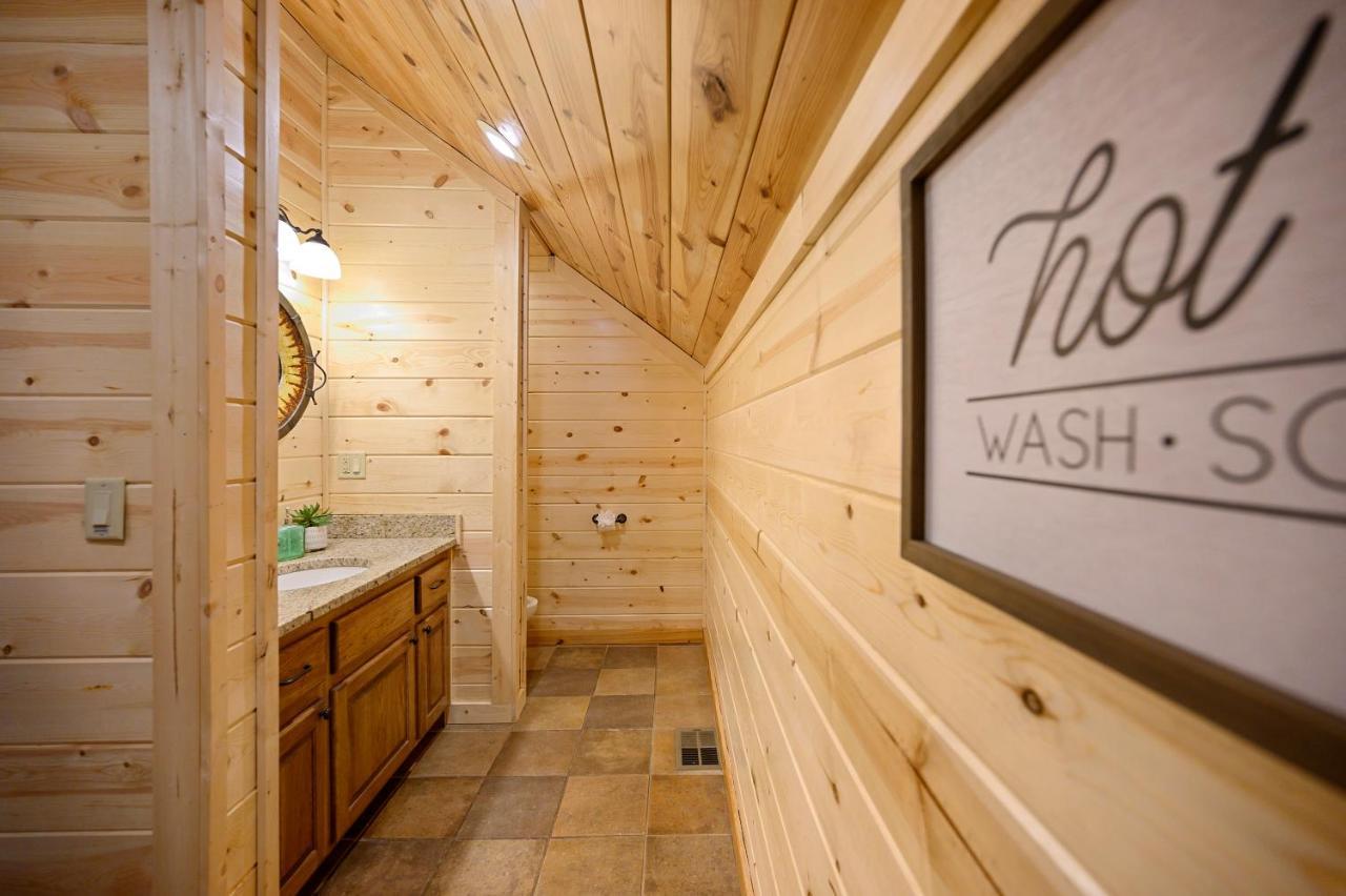 The Eastwood Spacious Retreat With 4 King En-Suites - Hot Tub - Pet-Friendly - Cozy Fire Pit - Prime Location - Multi-Family Broken Bow Extérieur photo