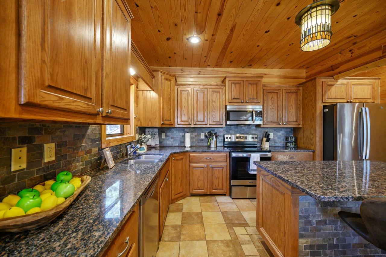 The Eastwood Spacious Retreat With 4 King En-Suites - Hot Tub - Pet-Friendly - Cozy Fire Pit - Prime Location - Multi-Family Broken Bow Extérieur photo