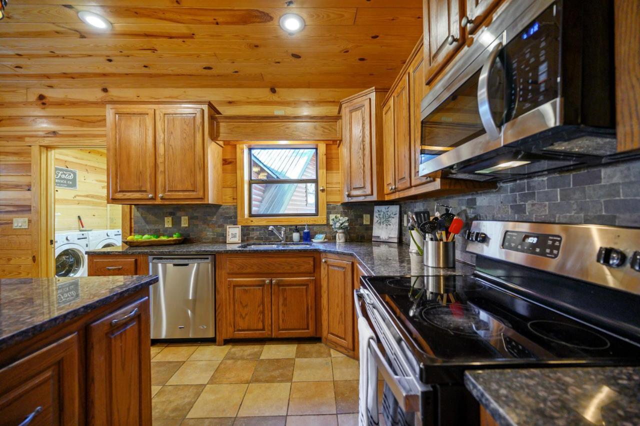 The Eastwood Spacious Retreat With 4 King En-Suites - Hot Tub - Pet-Friendly - Cozy Fire Pit - Prime Location - Multi-Family Broken Bow Extérieur photo