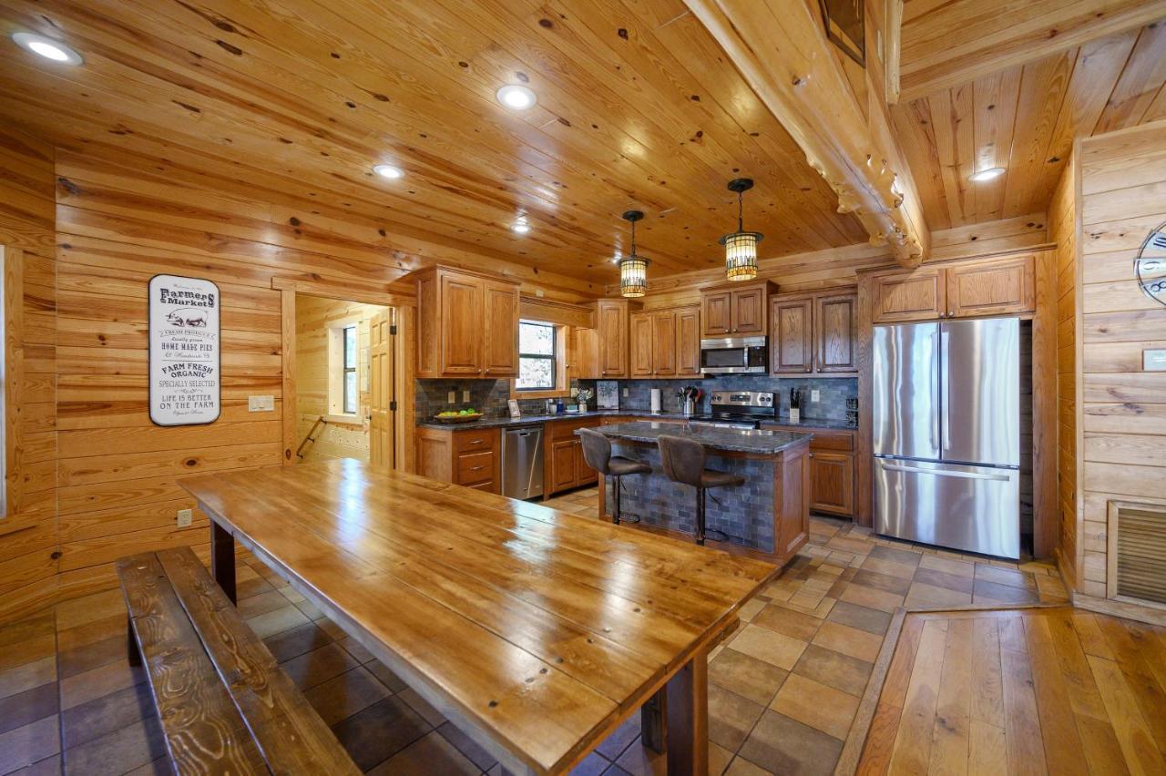 The Eastwood Spacious Retreat With 4 King En-Suites - Hot Tub - Pet-Friendly - Cozy Fire Pit - Prime Location - Multi-Family Broken Bow Extérieur photo