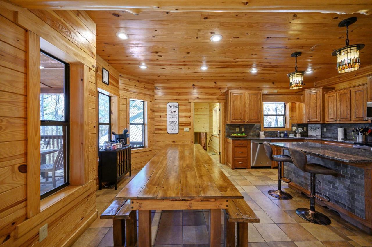 The Eastwood Spacious Retreat With 4 King En-Suites - Hot Tub - Pet-Friendly - Cozy Fire Pit - Prime Location - Multi-Family Broken Bow Extérieur photo