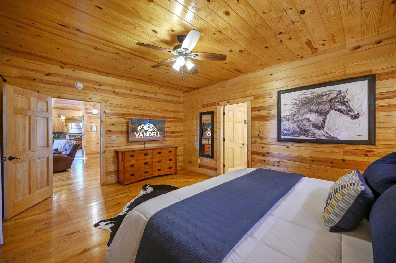 The Eastwood Spacious Retreat With 4 King En-Suites - Hot Tub - Pet-Friendly - Cozy Fire Pit - Prime Location - Multi-Family Broken Bow Extérieur photo