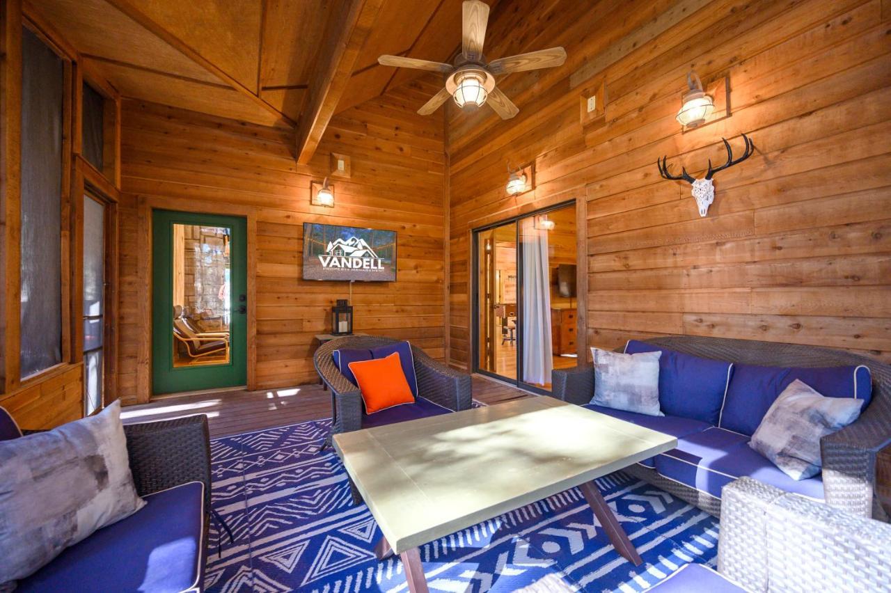 The Eastwood Spacious Retreat With 4 King En-Suites - Hot Tub - Pet-Friendly - Cozy Fire Pit - Prime Location - Multi-Family Broken Bow Extérieur photo
