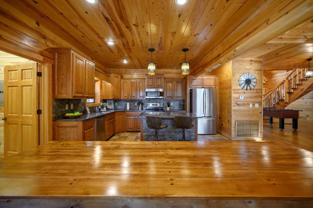 The Eastwood Spacious Retreat With 4 King En-Suites - Hot Tub - Pet-Friendly - Cozy Fire Pit - Prime Location - Multi-Family Broken Bow Extérieur photo