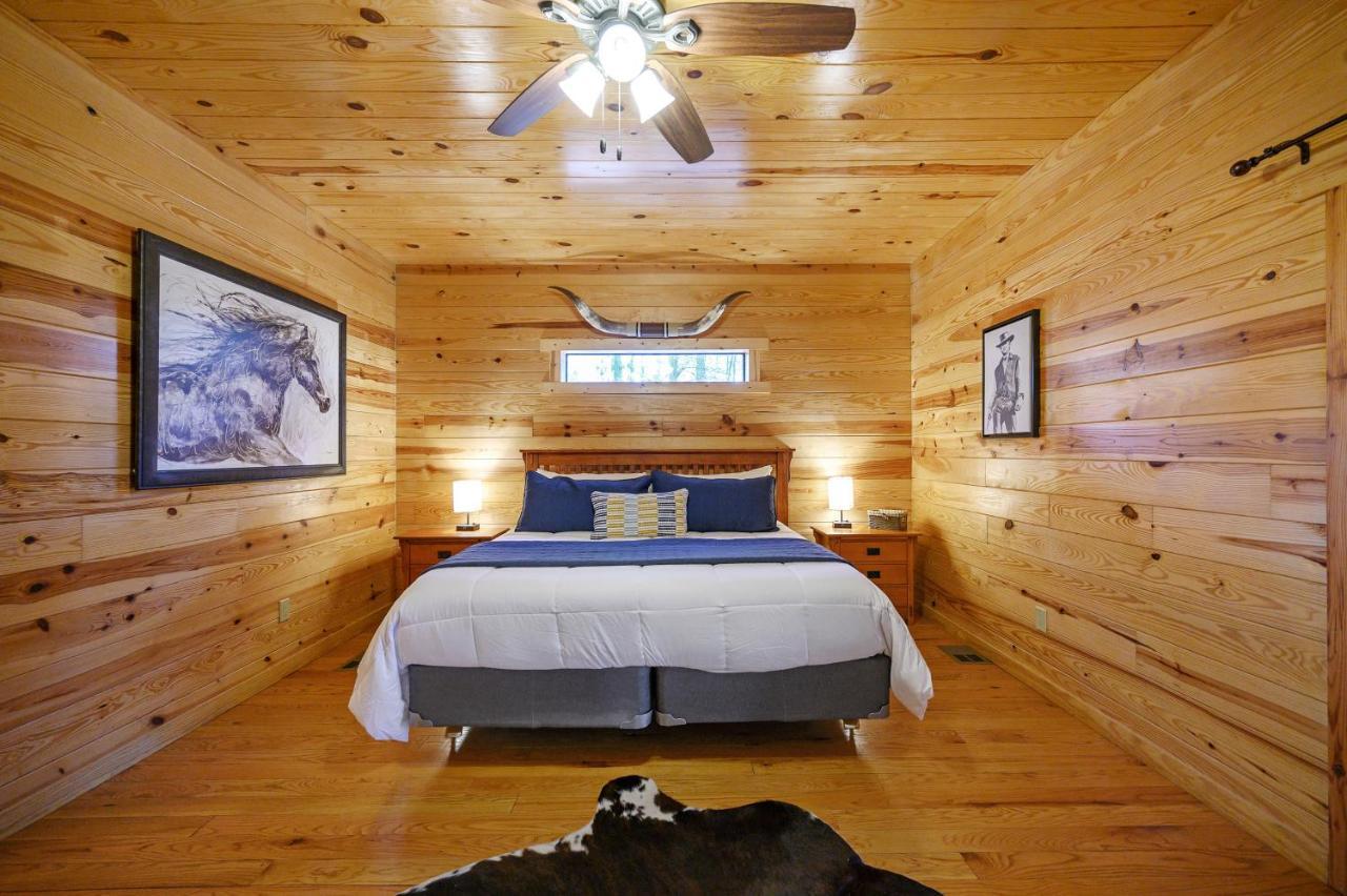The Eastwood Spacious Retreat With 4 King En-Suites - Hot Tub - Pet-Friendly - Cozy Fire Pit - Prime Location - Multi-Family Broken Bow Extérieur photo