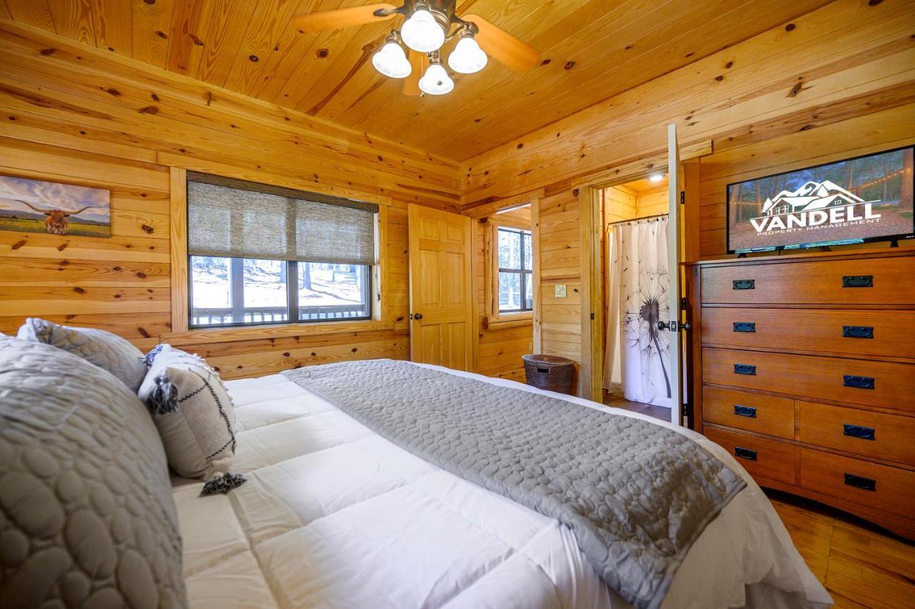 The Eastwood Spacious Retreat With 4 King En-Suites - Hot Tub - Pet-Friendly - Cozy Fire Pit - Prime Location - Multi-Family Broken Bow Extérieur photo