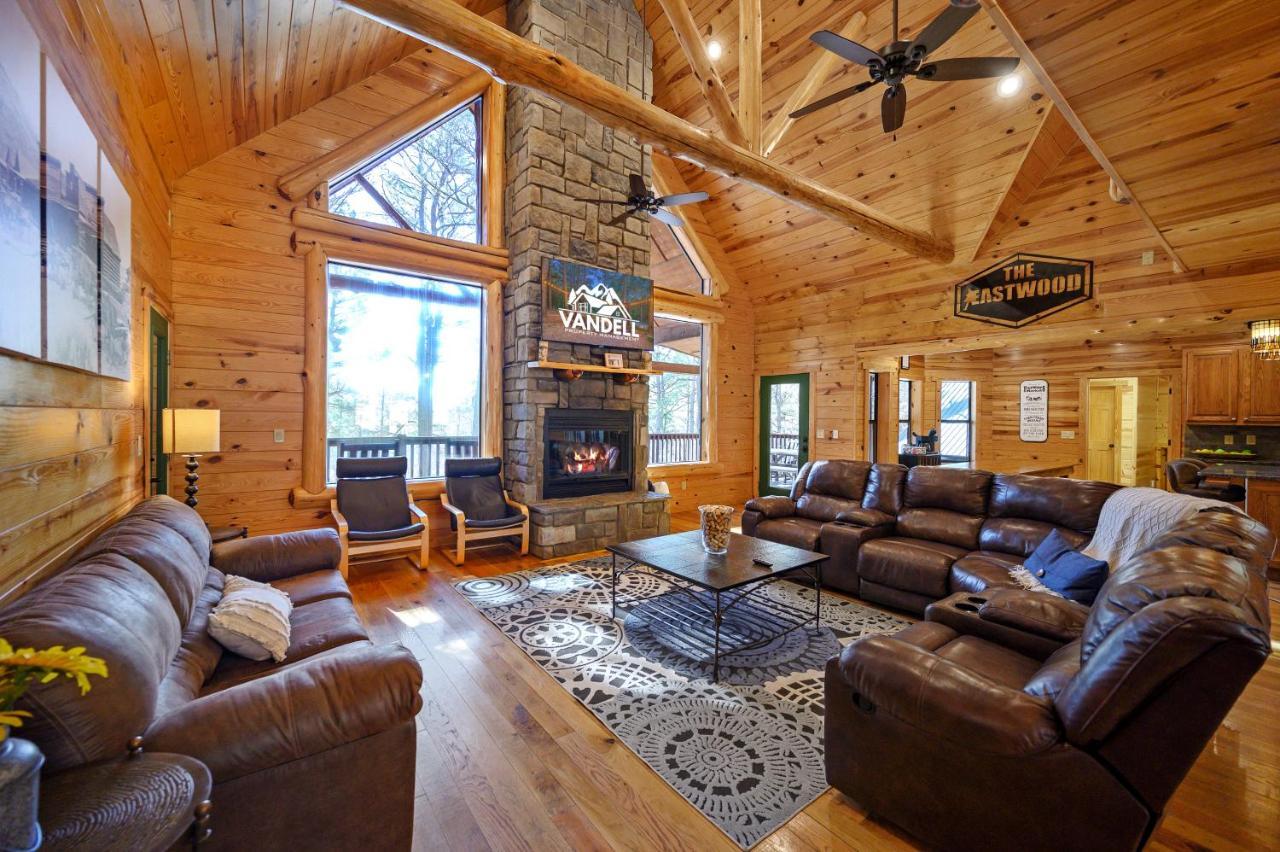 The Eastwood Spacious Retreat With 4 King En-Suites - Hot Tub - Pet-Friendly - Cozy Fire Pit - Prime Location - Multi-Family Broken Bow Extérieur photo