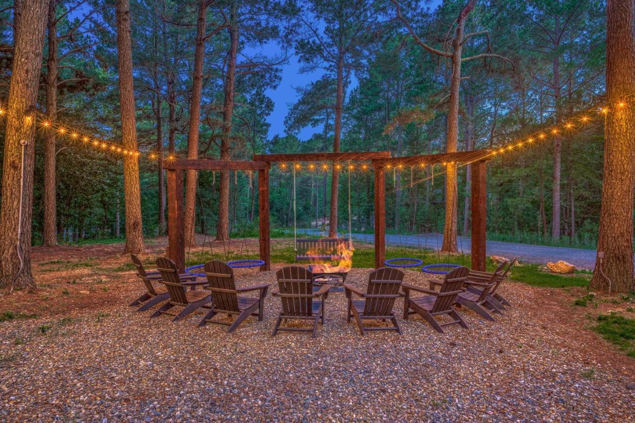 The Eastwood Spacious Retreat With 4 King En-Suites - Hot Tub - Pet-Friendly - Cozy Fire Pit - Prime Location - Multi-Family Broken Bow Extérieur photo