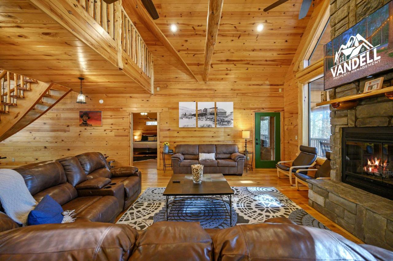 The Eastwood Spacious Retreat With 4 King En-Suites - Hot Tub - Pet-Friendly - Cozy Fire Pit - Prime Location - Multi-Family Broken Bow Extérieur photo