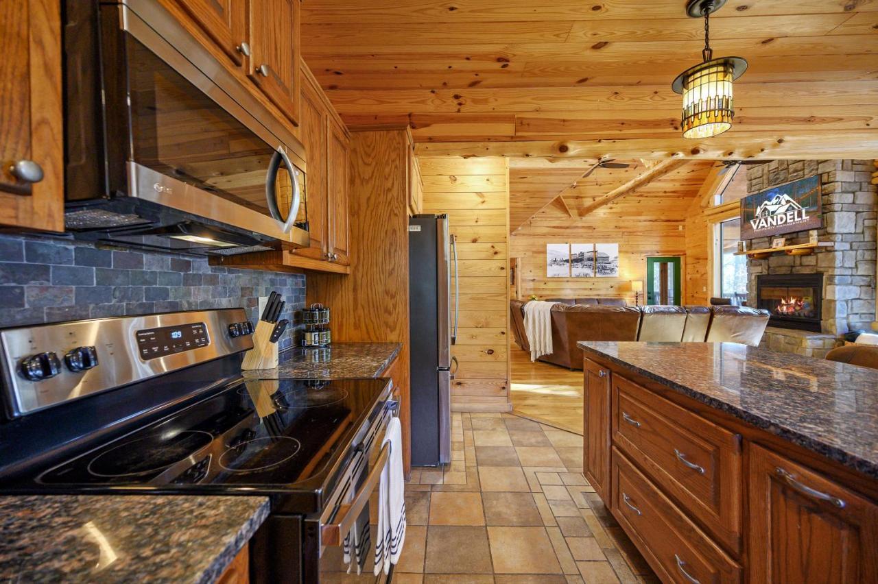 The Eastwood Spacious Retreat With 4 King En-Suites - Hot Tub - Pet-Friendly - Cozy Fire Pit - Prime Location - Multi-Family Broken Bow Extérieur photo
