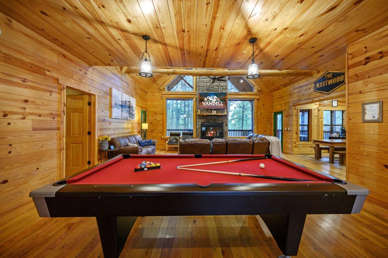 The Eastwood Spacious Retreat With 4 King En-Suites - Hot Tub - Pet-Friendly - Cozy Fire Pit - Prime Location - Multi-Family Broken Bow Extérieur photo